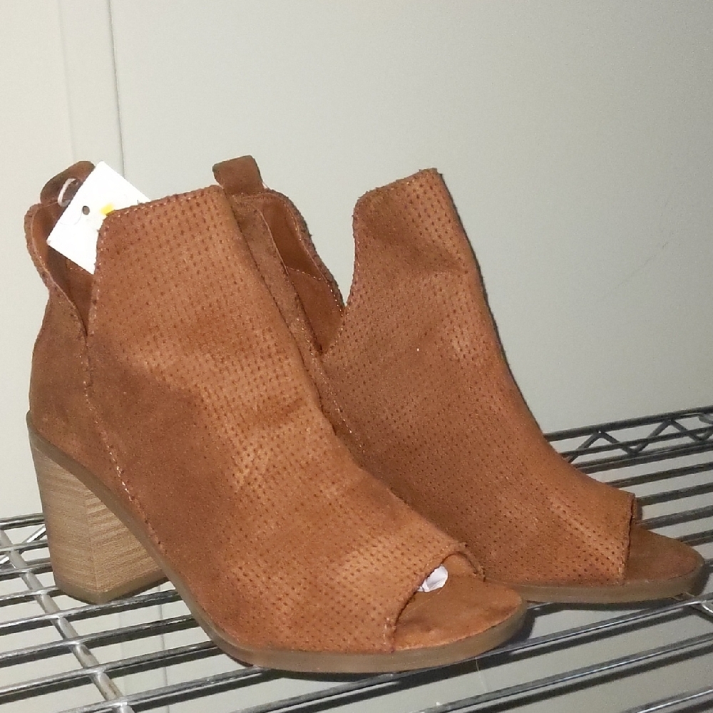 Universal Thread Tan Peep-Toe Heeled Boots